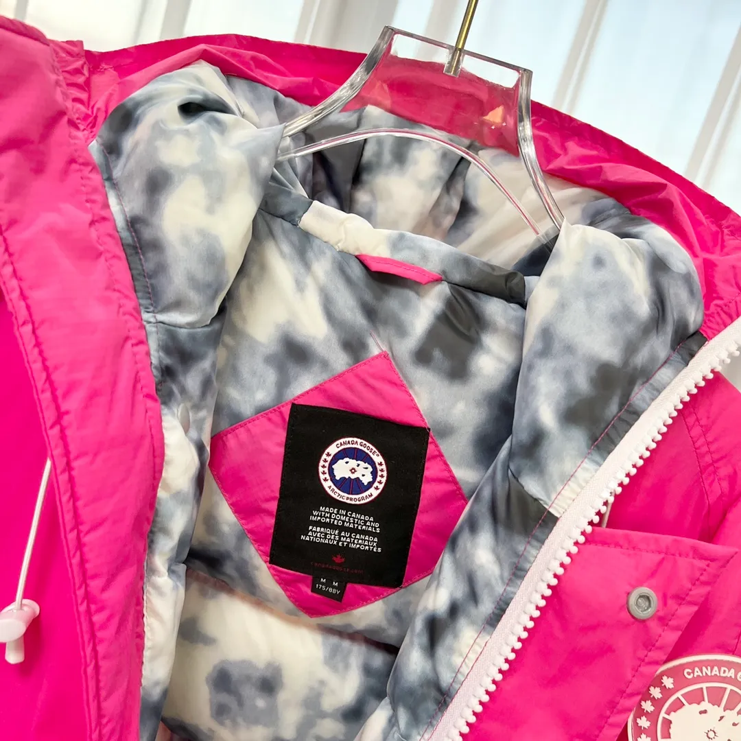P780 𝗖𝗔𝗡𝗔𝗗𝗔 𝗚𝗢𝗢𝗦𝗘｜Canada Goose Glacier THE ICONS series Chilliwack bomber jacket 7999U1 Product color: black, white, dawn blue, pink, mood blue Size: S, M, L, XL, XXL Description: The Chilliwack bomber jacket was originally designed for pilots in the uninhabited areas of northern Canada. It is durable, warm and easy to move, which can meet the needs of pilots working in the Arctic waterways. Chilliwack's iconic style remains popular and is a popular jacket from Canada Goose. The Northern Lights capsule collection is reimagined in rich hues inspired by the stunning colors of Canada's north. The Glacial Haze capsule series is improved with an eye-catching and layered color series, giving people the feeling of being caught in the mist around icebergs and glaciers. Material list: 1⃣ Original custom-made double plain 9500-100% nylon nylon fabric 2⃣ Original YKK zipper, not a sub-factory product 3⃣ National standard 80% widely inspected white duck down, (ZP uses 80% white duck down/everything that boasts 90% is fake) Material analysis characteristics: 1⃣ Original factory/9500-100% nylon100% nylon Lurex yarn is actually 100% nylon. Nowadays, there are few pure ones. Most of them are mixed with cotton or polyester. Our top-quality original version is developed in accordance with ZP and uses the same material. 2⃣ As we all know, the original version uses 80% white duck down. The fill power refers to the cubic inches of volume occupied by each ounce (30 grams) of down under certain conditions. If one ounce of down occupies 500 cubic inches, the fill power of the down is 500. So we can simply understand it as: fill power is the volume of down, and the volume of down is fill power. The higher the fill power of down, it means that under the same filling amount, down can fix a larger volume of air layer to keep warm and insulate, so the warmth retention of down is better.